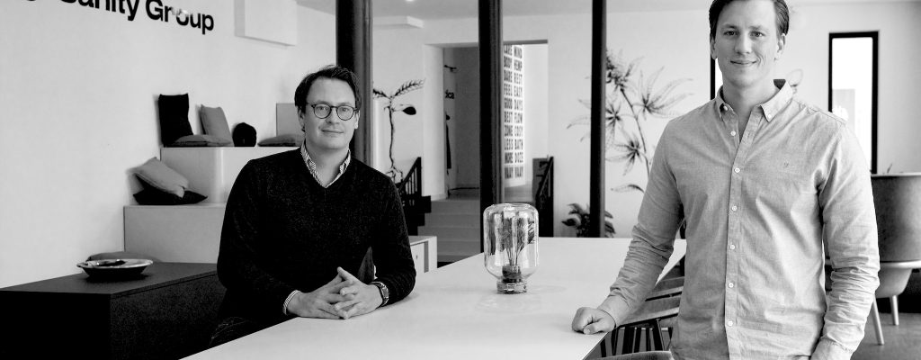 SanityGroup_Founders_FinnHaensel-FabianFriede_Office-Table_BW_LowRes_Fotocredit_SanityGroup-NormanPosselt