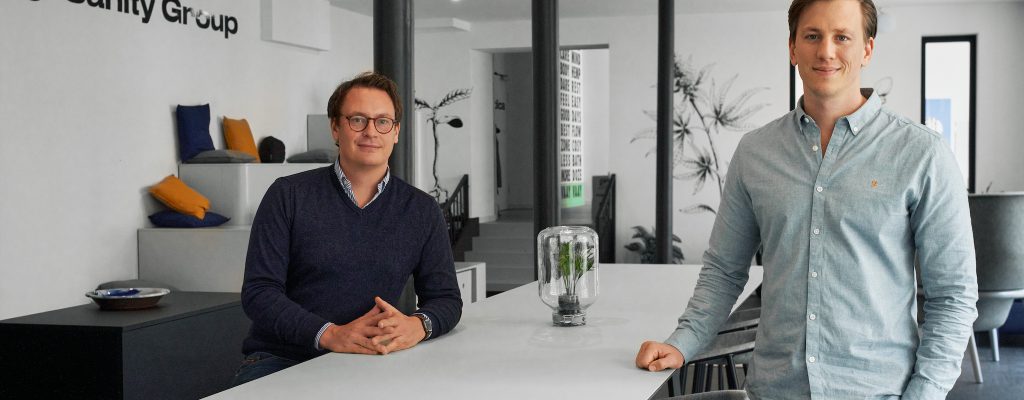 SanityGroup_Founders_FinnHaensel-FabianFriede_Office-Table_LowRes_Fotocredit_SanityGroup-NormanPosselt